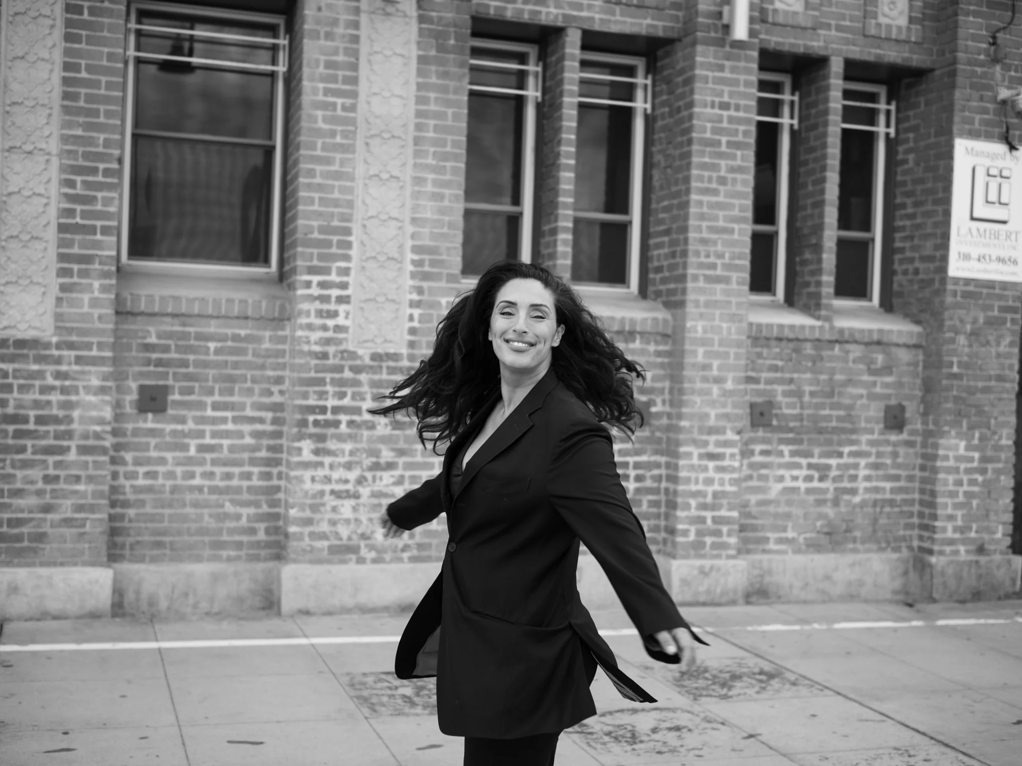woman_motion_street.webp